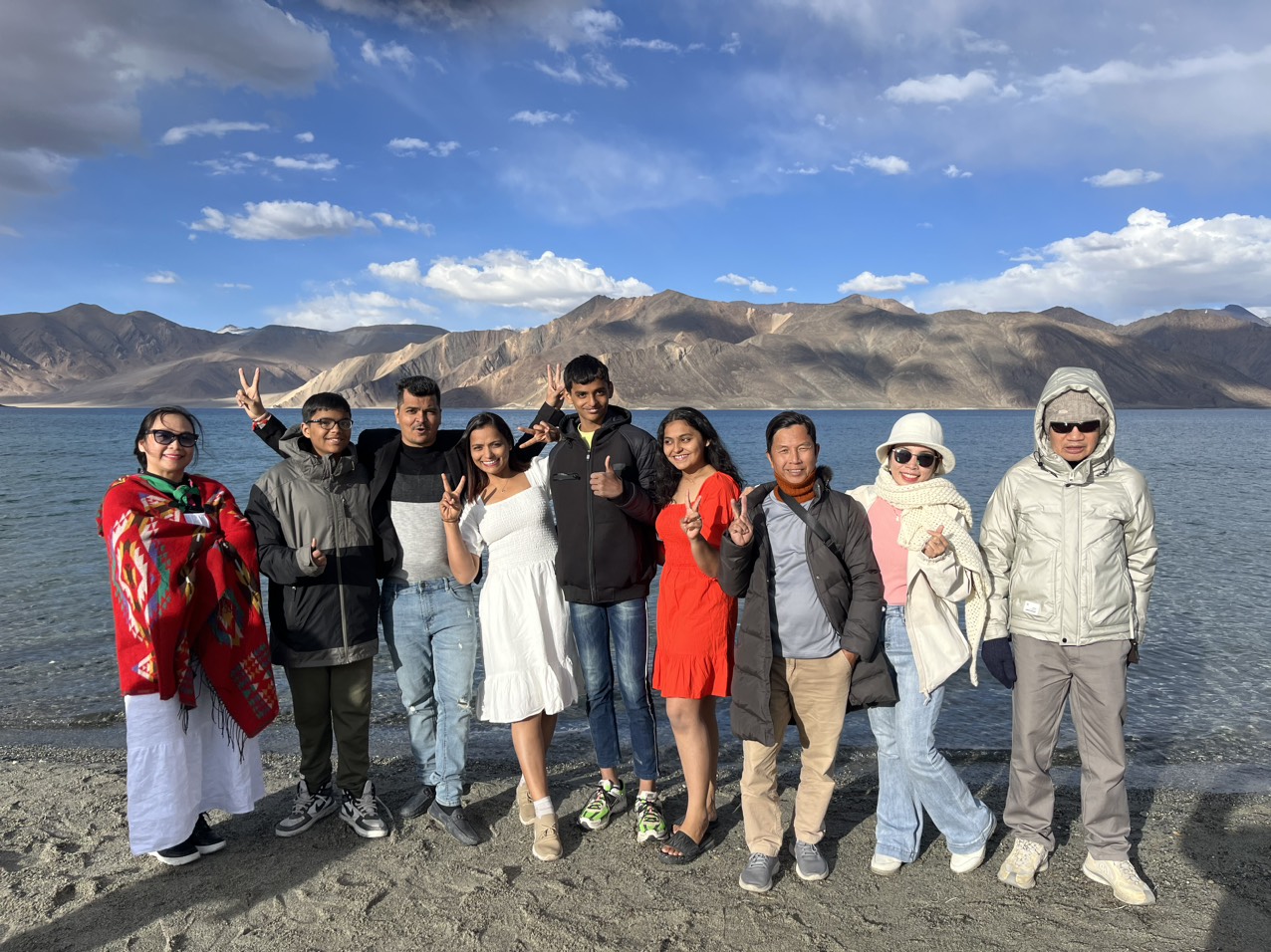 Hồ Pangong Xanh Biếc