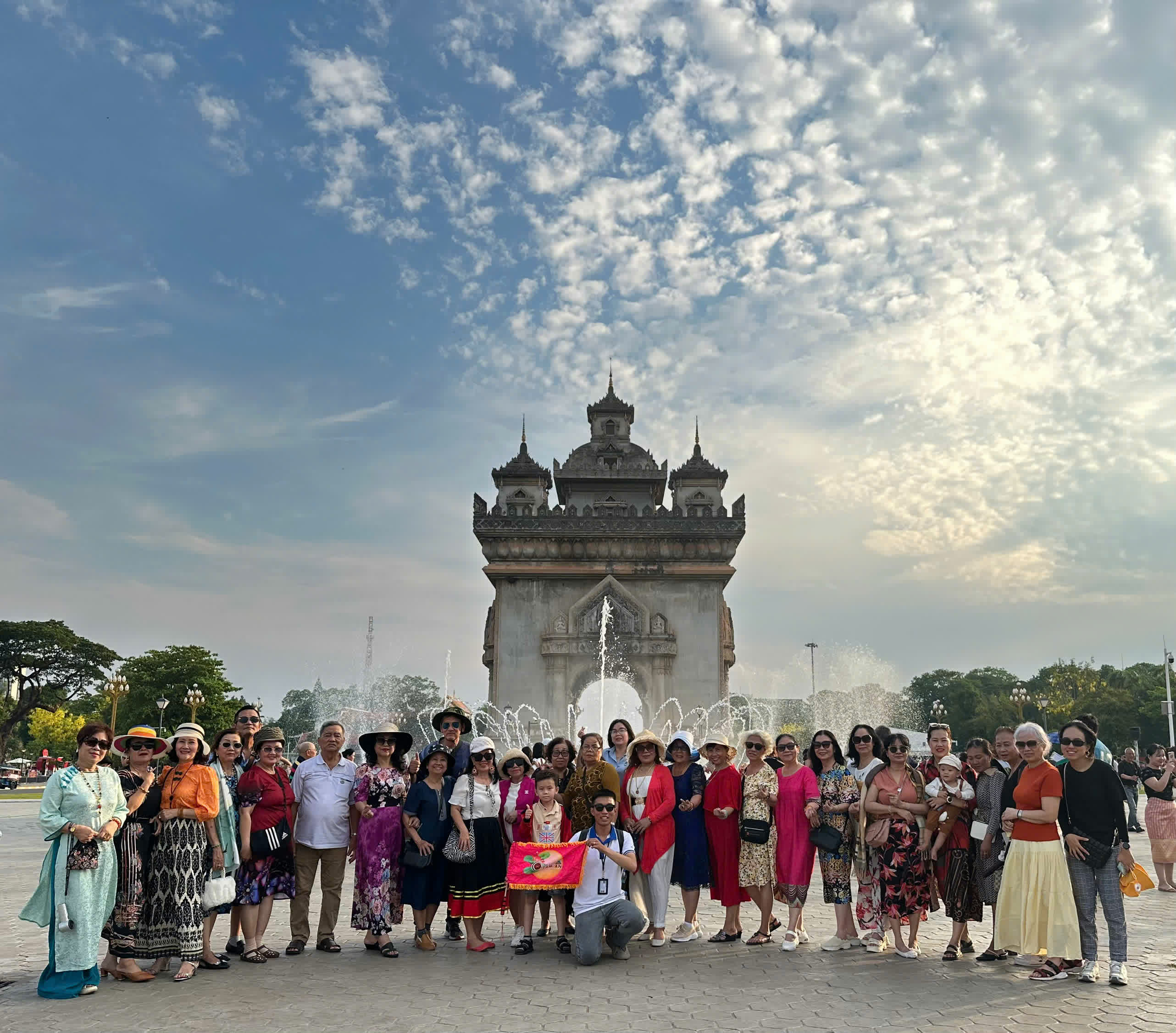 Đêm 1 - Khởi hành đến Vientiane