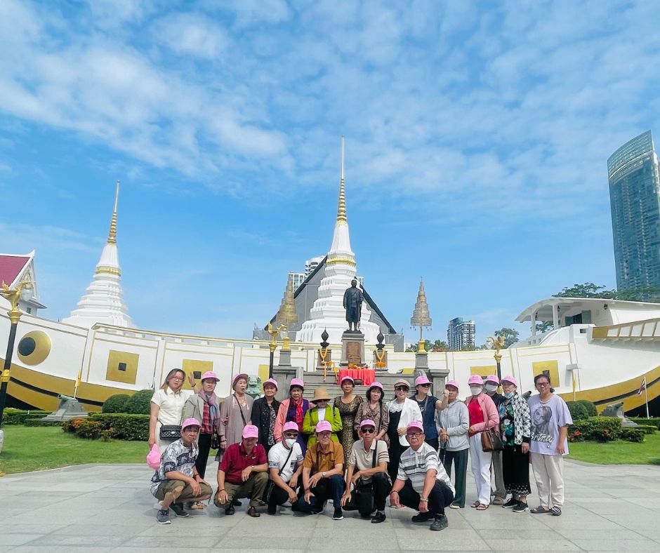 Chụp hình tập thể đoàn
