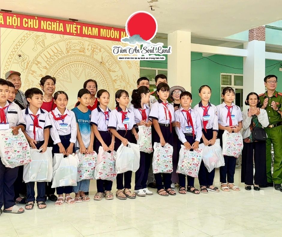 Phụng sự 03 - Trao yêu thương đến các em học sinh xã Thuận Bắc